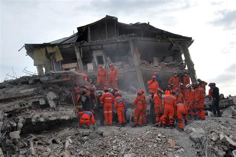 dinar depreminde kaç kişi öldü